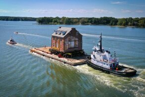 Семья перевезла по реке двухэтажный исторический дом на новое место