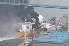 Невероятные кадры с огромным взрывом 25000-тонного нефтяного танкера в Южной Корее