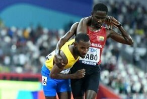 На чемпионате мира бегун из Гвинеи-Бисау помог сопернику добраться до финиша