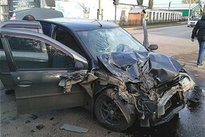 Авария дня. В Башкирии КамАЗ не пропустил встречную легковушку