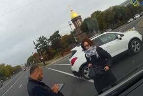 Дамочка повернула направо и подбила автомобиль