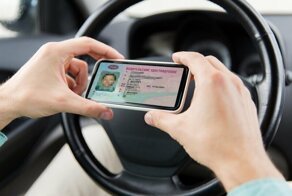 Водительские права россиян скоро перенесут в смартфон