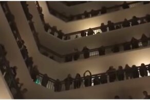 Эффектное пение хора на балконе отеля