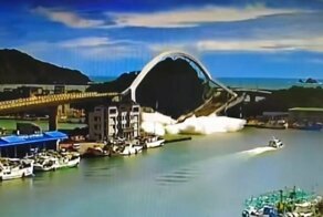 На Тайване рухнул 140-метровый мост