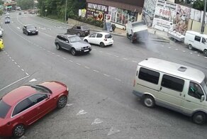 В Сочи на видео попала авария с участием мусоровоза