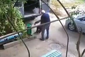 В Ставрополе медики бросили инвалида во дворе с вещами
