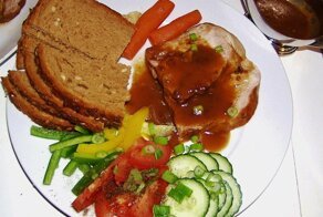 Мясо, запечённое в духовке цельным куском по-немецки