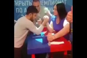 Джигит против чемпионки мира по армрестлингу