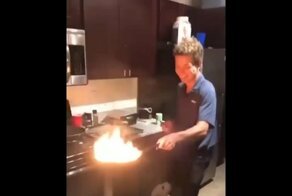 Горе-кулинар залил кипящее масло водой