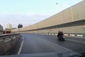 В Волгограде мотоциклист с пассажиром влетел в бетонный отбойник