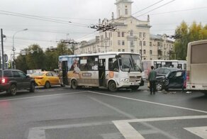 Авария дня. Столкновение маршрутки с автомобилем в Ярославле