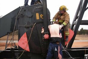 Парень покатался на нефтяном насосе и лишился руки