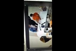 Лучший сотрудник месяца: консультант магазина засунул палец в работающий блендер