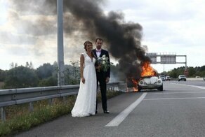 Молодожёны как ни в чём не бывало сфоткались у полыхающей машины и попали в огненный фотошоп-баттл