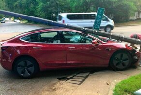 Tesla Model 3 врезалась в столб: стеклянная крыша оказалась очень прочной