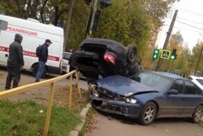 Авария дня.  В Кирове Лада Гранта перевернулась на крышу