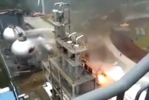 Мощный взрыв на химическом заводе