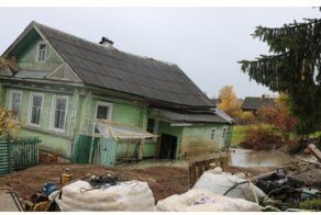 В Белозерске адская скважина затягивает дом под землю