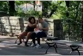Девушка настойчиво пытается разблокировать телефон своего парня с помощью сканера лица