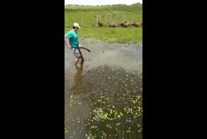 Парень предпринял нелепую попытку  оглушить рыбу прикладом заряженного ружья