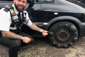 В Великобритании полицейский остановил автомобиль с пузырями по всей шине