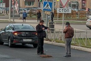В Перми автомобиль наехал на неплотно закрытый люк и подлетел