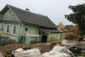 "Адская" скважина в Белозерске затягивает дом под землю и разоряет город