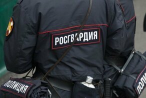 Двух росгвардейцев задержали после вооруженной погони, разбоя и наезда на полицейского