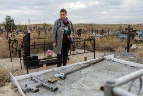 Немного переборщили: у жительницы Волгограда могилу мужа и сына закатали в бетон