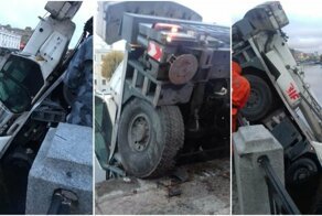 В центре Петербурга автокран без водителя пробил ограждение и упал в Фонтанку