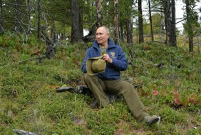 Вся страна поздравляет Путина с днём рождения, а сам именинник гуляет по тайге