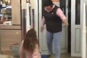 В столичном супермаркете продавцы жёстко расправились с воришкой и его спутницей