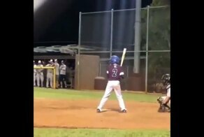 Бейсболист мастерски отбил мяч