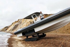 Iguana X100 — лодка на гусеницах, которая может сама выкарабкаться на берег