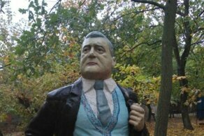 С - смекалочка: памятник Ленину в Запорожье переделали в скульптуру Порошенко