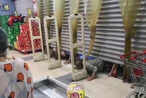 В Китае покупатели подобно «зомби» пробрались в магазин, продававший со скидкой яйца