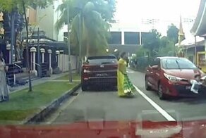 В Сингапуре маленький мальчик чудесным образом не пострадал оказавшись под автомобилем