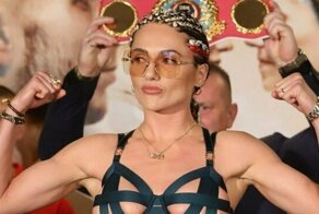 На дуэли взглядов полуголая боксёрша чмокнула соперницу и получила за дерзость