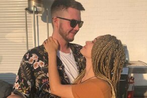 Парень лечит подругу от тревожности "таблетками любви"