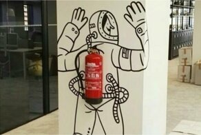 Красный огнетушитель, как символ искусства и творчества