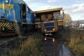 Битва титанов: в Кузбассе БелАЗ столкнулся с тепловозом