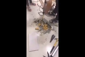 Рабочие обнаружили в полу лапшу быстрого приготовления