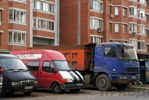 Грузовикам и такси с нового года запретят парковаться во дворах