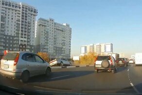 Гонщик сломал дорожный знак и повредил бордюр в Омске