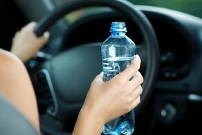 Австралийским водителям запрещают пить воду за рулем