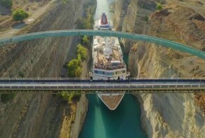 Огромный круизный лайнер прошёл по узкому каналу в Греции
