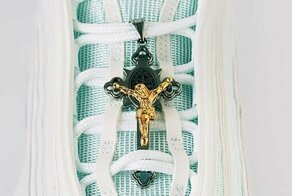 В США выпустили кроссовки со святой водой и распятием