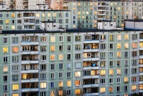 Москвичка 20 минут держала соседку на высоте четвёртого этажа