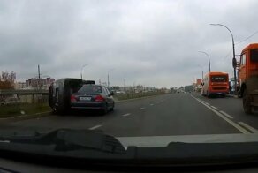 В Набережных Челнах кроссовер опрокинулся на бок