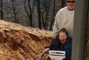 Сын не стал сдавать родителей в дом престарелых, а сделал им уютный люкс в подвале